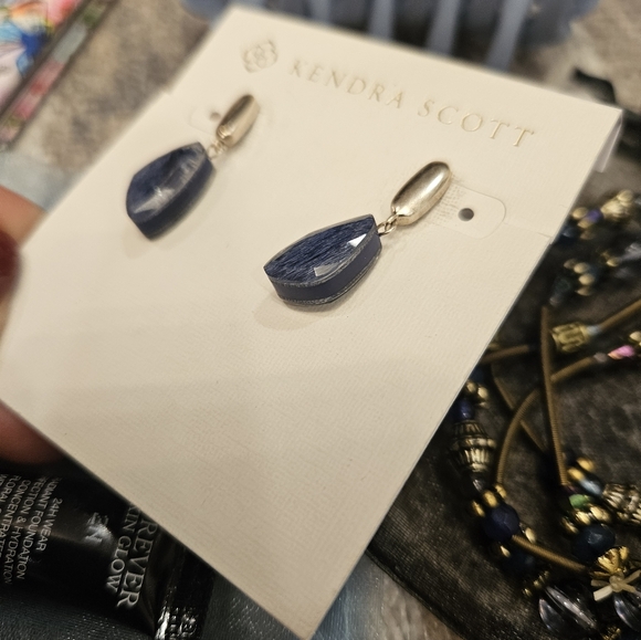 NEW Butterfly & Blues 🦋 Kendra Scott Earrings, VS Cosmetic Pouch + More - Picture 12 of 15